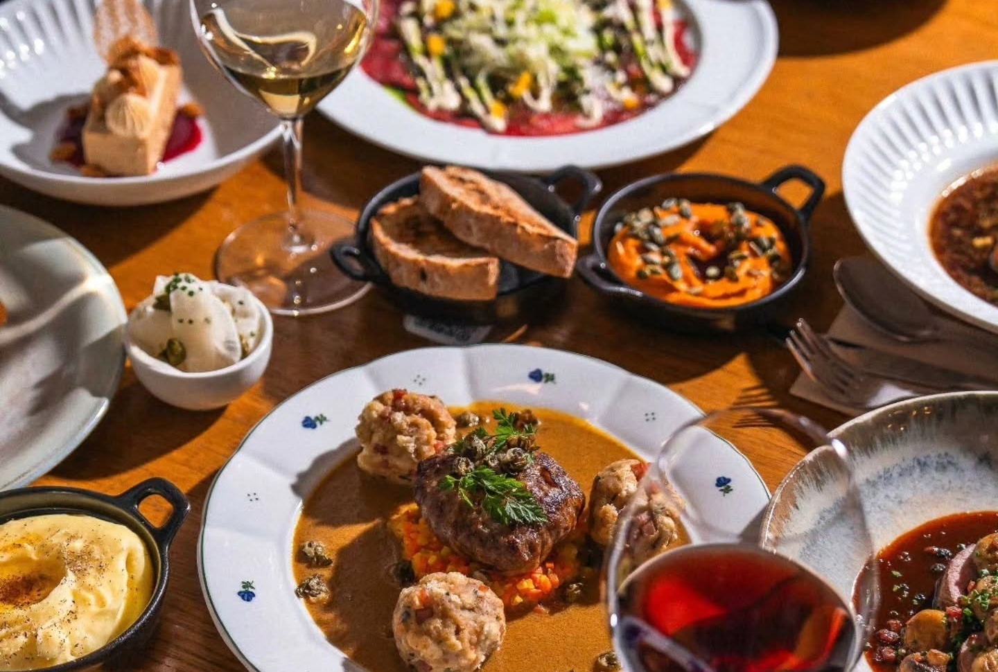 Říjen má v TADY CHUTNÁ vlastní menu: Kančí hřbet, hlíva i šunkové knedlíčky